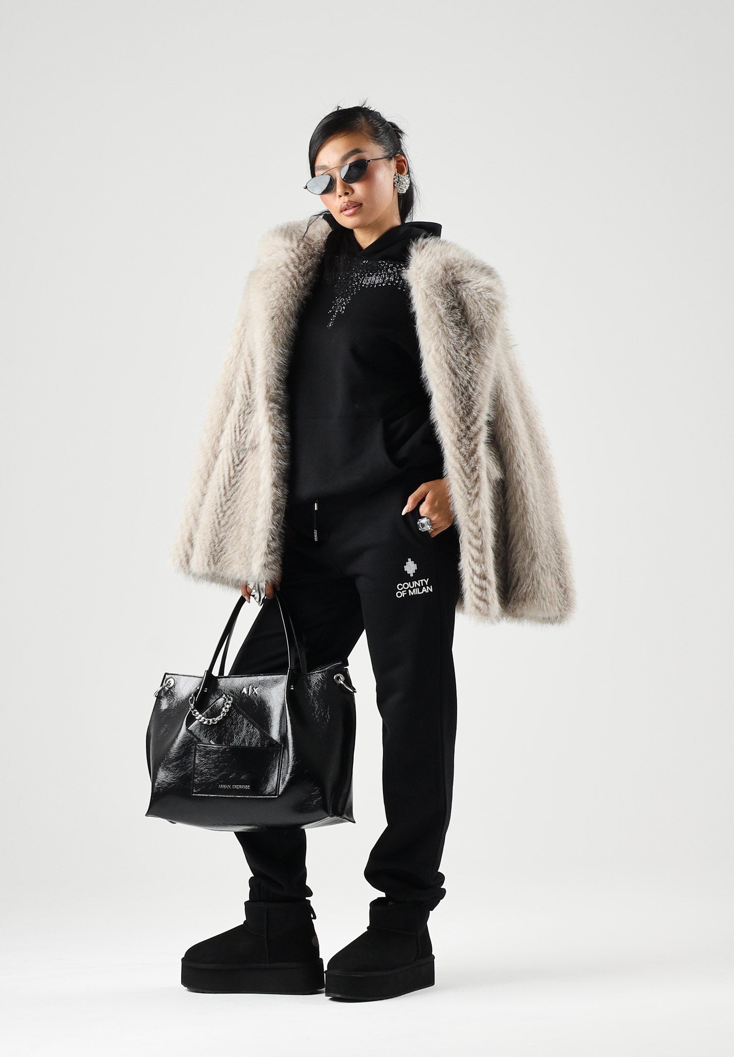 MARCELO BURLON COUNTY OF MILAN Pantaloni jogger neri per donna e ragazza con coulisse regolabile e logo frontale. F6CMJBFP051 110 MARCELO BURLON COUNTY OF MILAN 