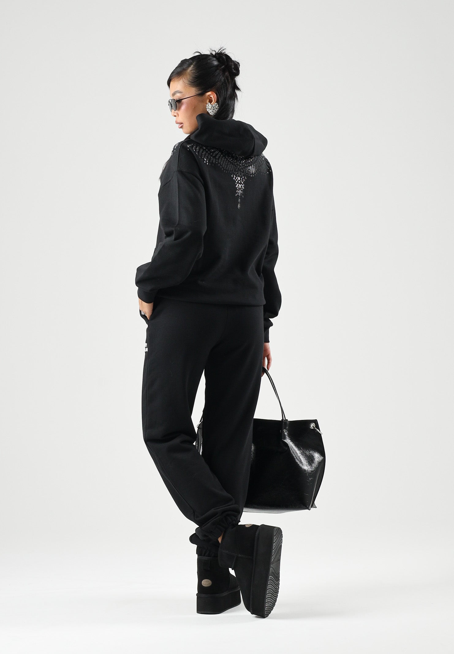 MARCELO BURLON COUNTY OF MILAN Pantaloni jogger neri per donna e ragazza con coulisse regolabile e logo frontale. F6CMJBFP051 110 MARCELO BURLON COUNTY OF MILAN 