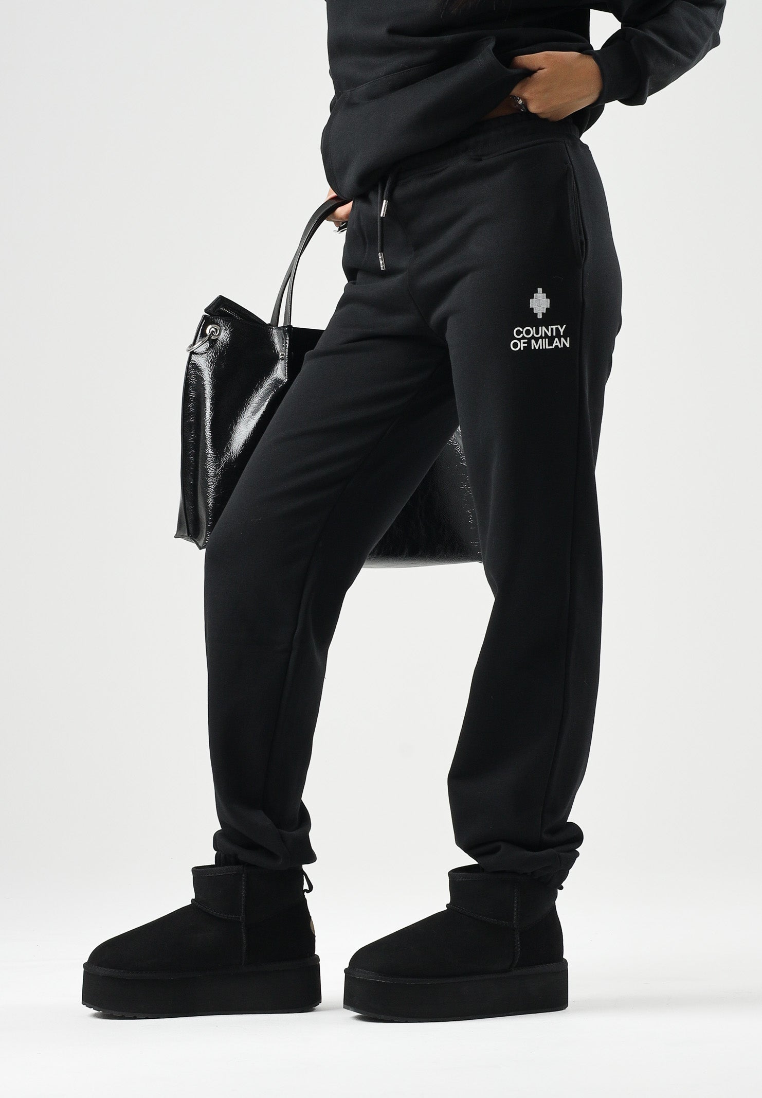 MARCELO BURLON COUNTY OF MILAN Pantaloni jogger neri per donna e ragazza con coulisse regolabile e logo frontale. F6CMJBFP051 110 MARCELO BURLON COUNTY OF MILAN 