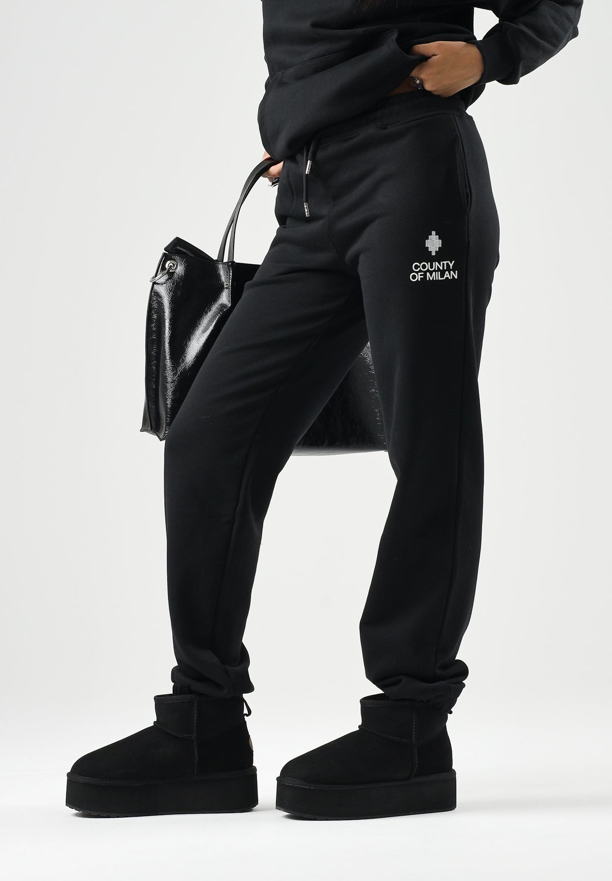 MARCELO BURLON COUNTY OF MILAN Pantaloni jogger neri per donna e ragazza con coulisse regolabile e logo frontale. F6CMJBFP051 110 MARCELO BURLON COUNTY OF MILAN 
