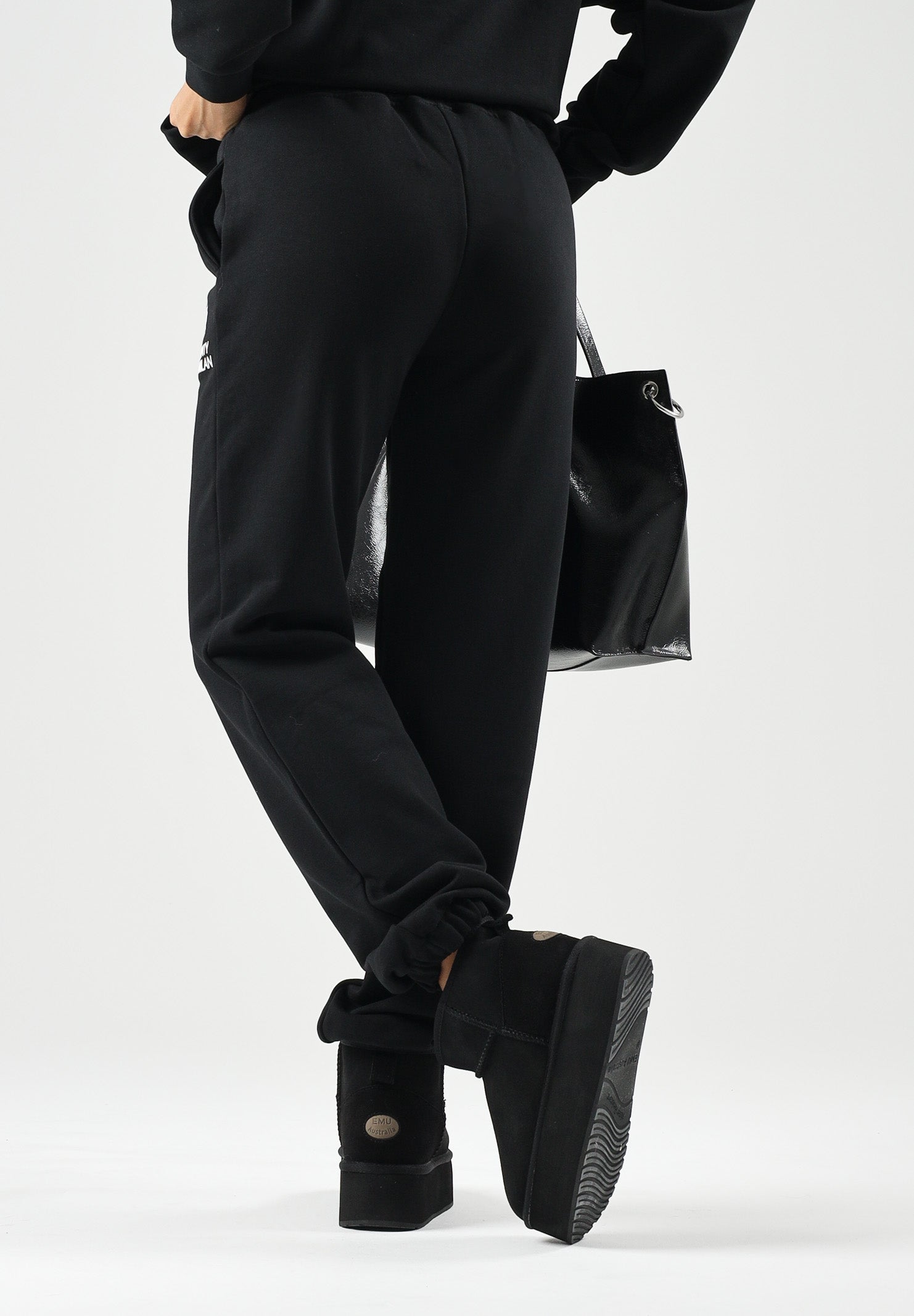 MARCELO BURLON COUNTY OF MILAN Pantaloni jogger neri per donna e ragazza con coulisse regolabile e logo frontale. F6CMJBFP051 110 MARCELO BURLON COUNTY OF MILAN 