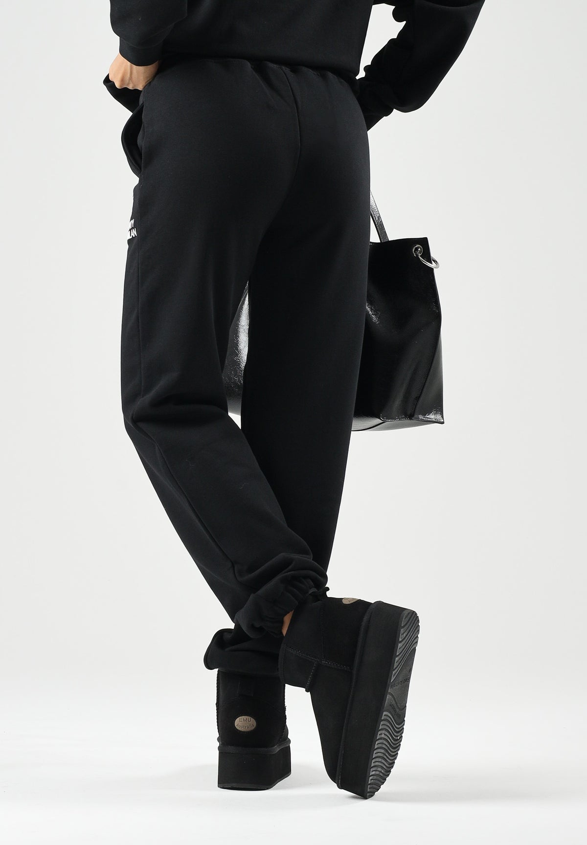 MARCELO BURLON COUNTY OF MILAN Pantaloni jogger neri per donna e ragazza con coulisse regolabile e logo frontale. F6CMJBFP051 110 MARCELO BURLON COUNTY OF MILAN 