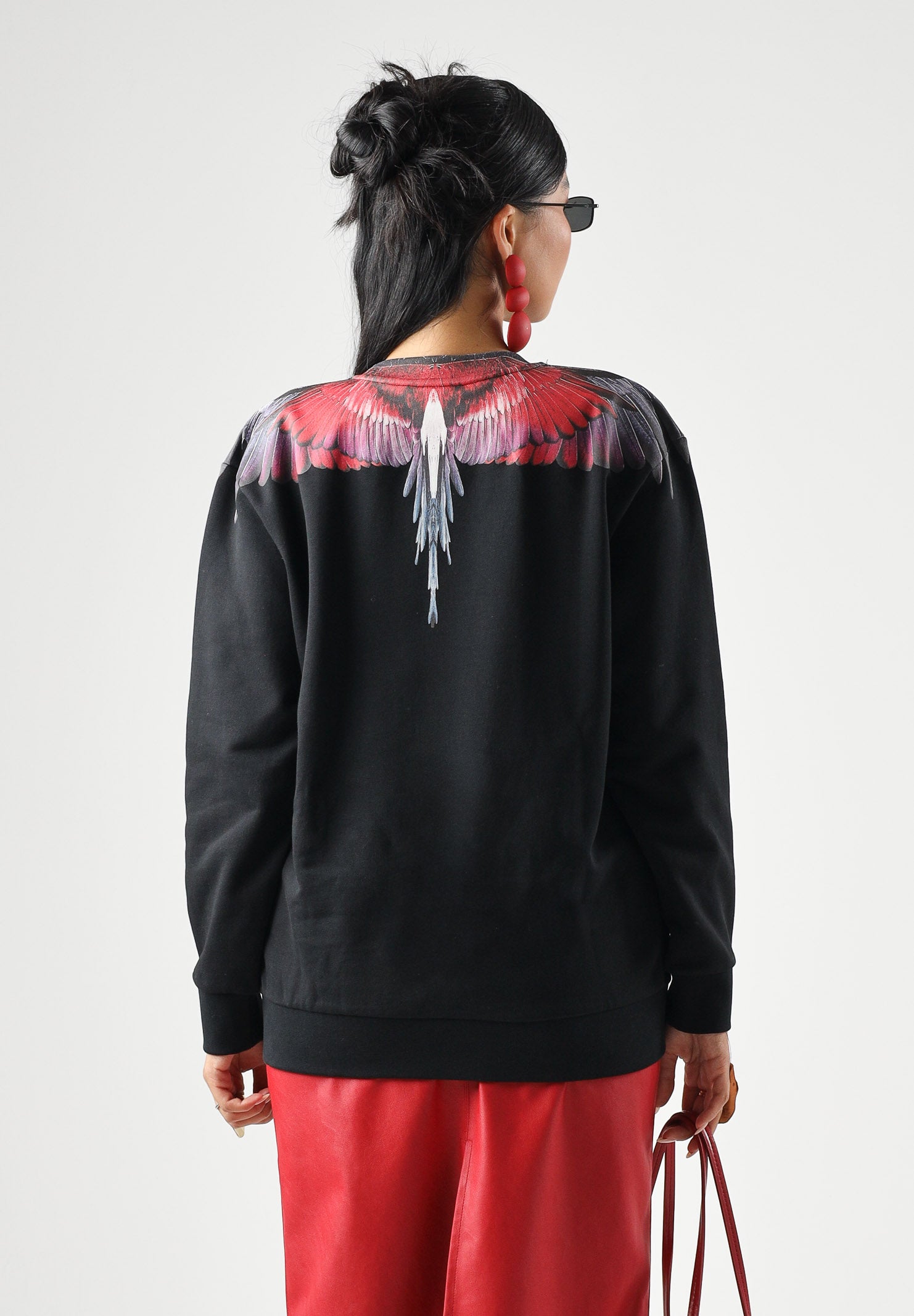 MARCELO BURLON COUNTY OF MILAN Felpa girocollo WINGS nera per donna e ragazza con grafica ali multicolor sul girocollo. F6CMJBSW027 110 MARCELO BURLON COUNTY OF MILAN 