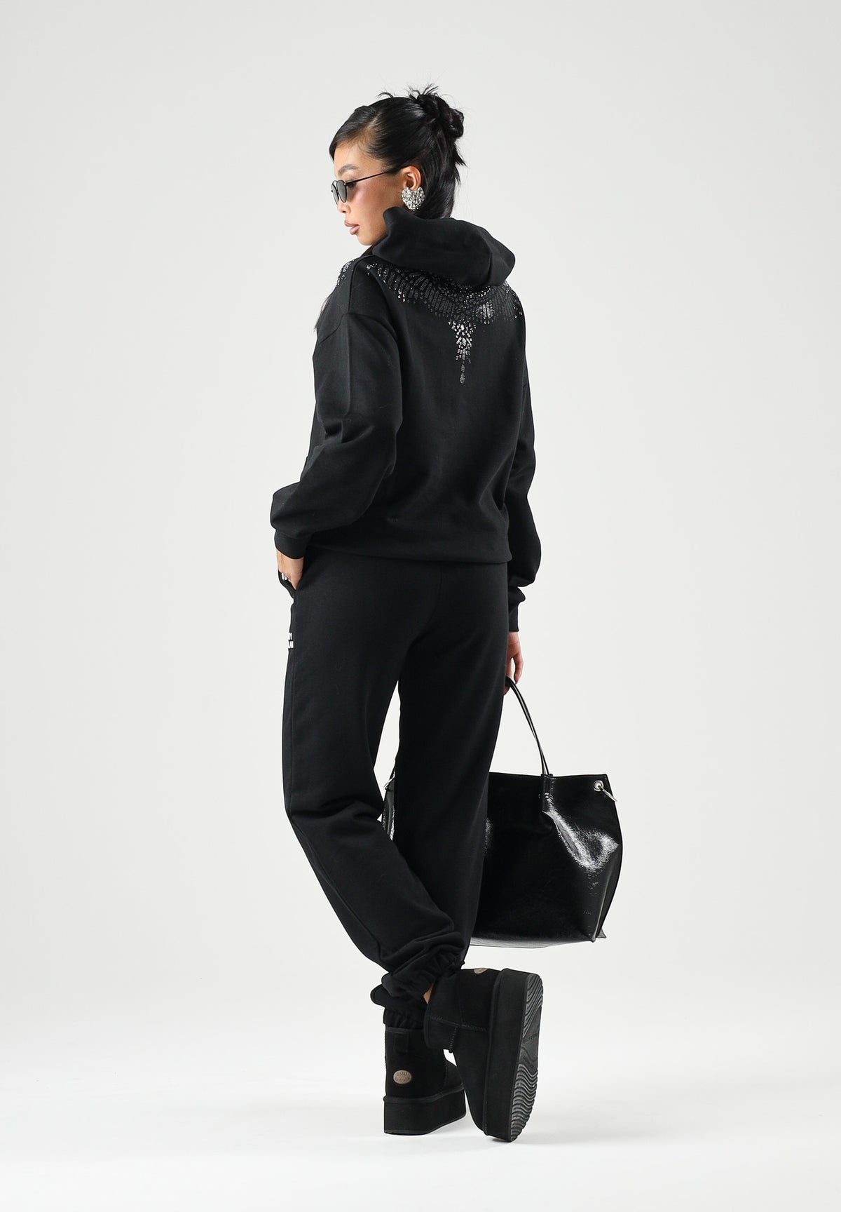 MARCELO BURLON COUNTY OF MILAN Felpa con cappuccio WINGS nera per donna e ragazza con  grafica effetto gioiello sul davanti. F6CMJGHS073 110 MARCELO BURLON COUNTY OF MILAN 