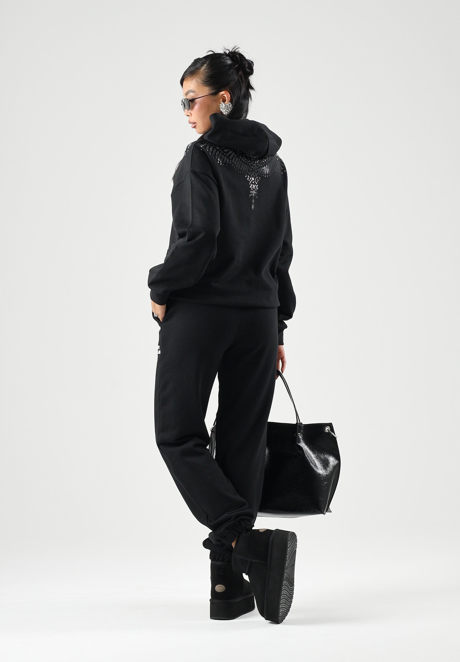 MARCELO BURLON COUNTY OF MILAN Felpa con cappuccio WINGS nera per donna e ragazza con  grafica effetto gioiello sul davanti. F6CMJGHS073 110 MARCELO BURLON COUNTY OF MILAN 