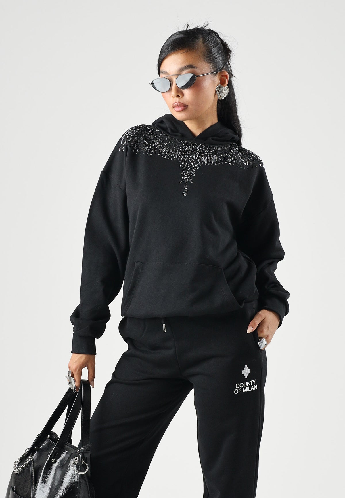 MARCELO BURLON COUNTY OF MILAN Felpa con cappuccio WINGS nera per donna e ragazza con  grafica effetto gioiello sul davanti. F6CMJGHS073 110 MARCELO BURLON COUNTY OF MILAN 