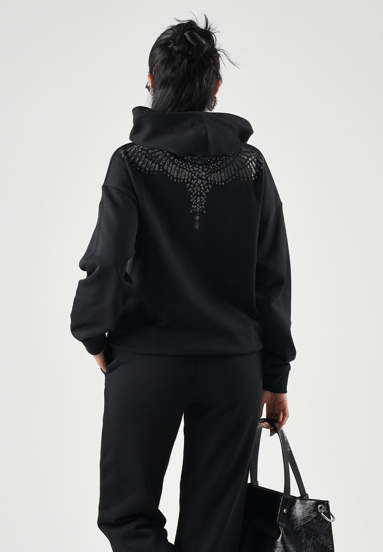 MARCELO BURLON COUNTY OF MILAN Felpa con cappuccio WINGS nera per donna e ragazza con  grafica effetto gioiello sul davanti. F6CMJGHS073 110 MARCELO BURLON COUNTY OF MILAN 