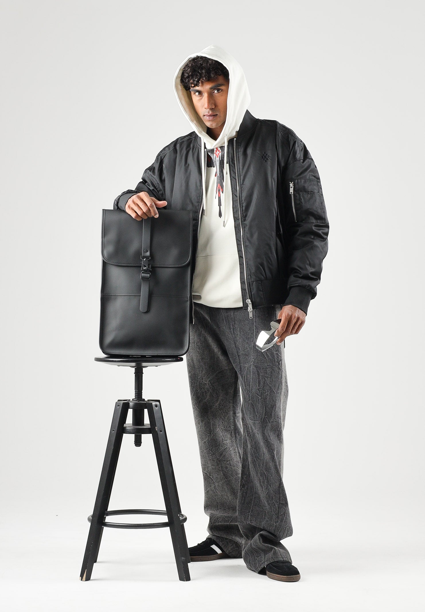 MARCELO BURLON COUNTY OF MILAN Giubbotto bomber WINGS Black nero da uomo  con leggera imbottitura, trapuntatura geometrica, chiusura frontale con zip bidirezionale, ricamo Wings sulle spalle, tasche laterali con pattina e bordi a costine.<BR/> F6CMMABO008 110 MARCELO BURLON COUNTY OF MILAN 