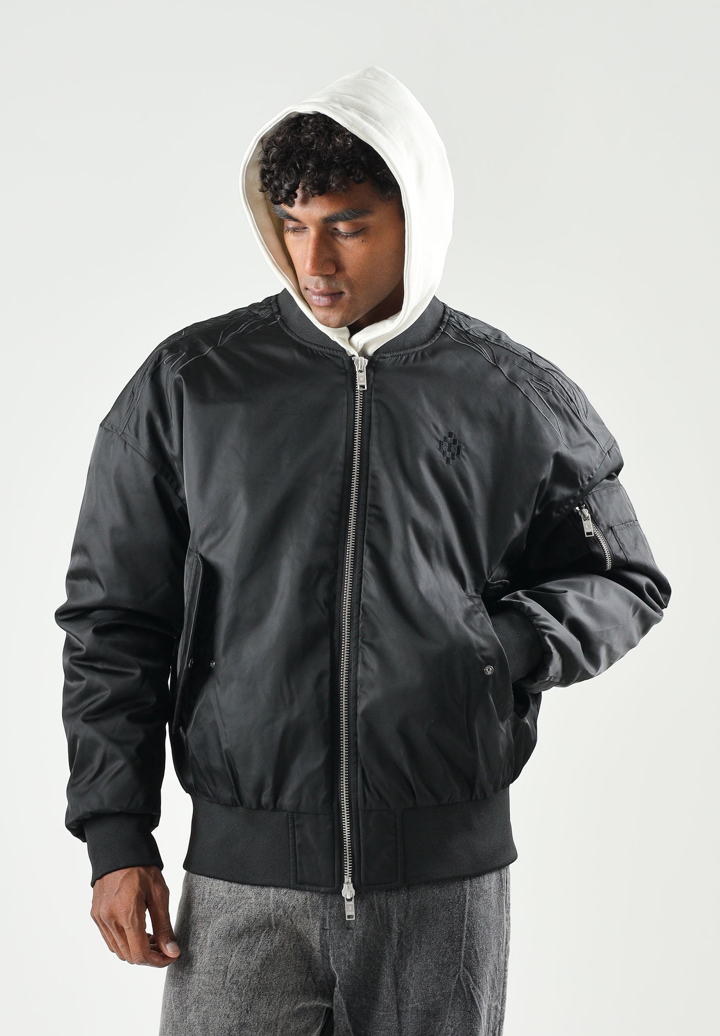 MARCELO BURLON COUNTY OF MILAN Giubbotto bomber WINGS Black nero da uomo  con leggera imbottitura, trapuntatura geometrica, chiusura frontale con zip bidirezionale, ricamo Wings sulle spalle, tasche laterali con pattina e bordi a costine.<BR/> F6CMMABO008 110 MARCELO BURLON COUNTY OF MILAN 