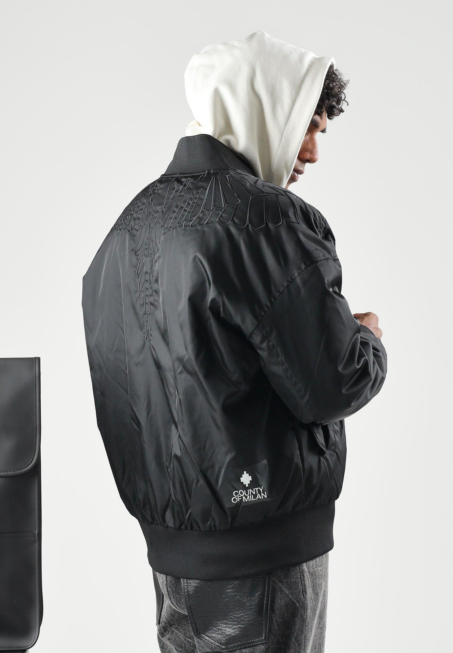 MARCELO BURLON COUNTY OF MILAN Giubbotto bomber WINGS Black nero da uomo  con leggera imbottitura, trapuntatura geometrica, chiusura frontale con zip bidirezionale, ricamo Wings sulle spalle, tasche laterali con pattina e bordi a costine.<BR/> F6CMMABO008 110 MARCELO BURLON COUNTY OF MILAN 