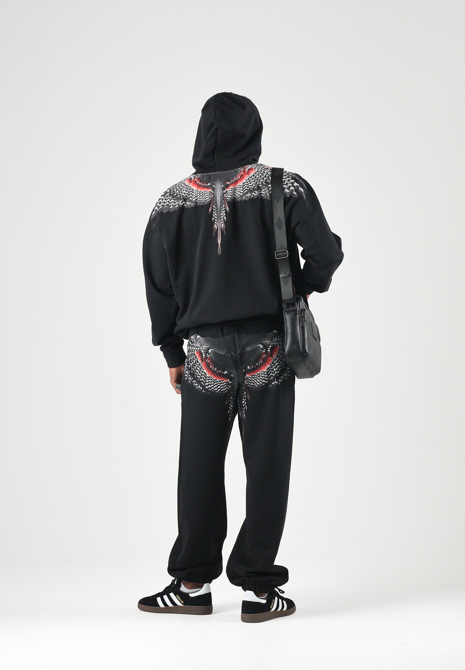 MARCELO BURLON COUNTY OF MILAN Pantaloni JOGGER CON LOGO neri da uomo con mini logo laterale F6CMMAFP014 110 MARCELO BURLON COUNTY OF MILAN 