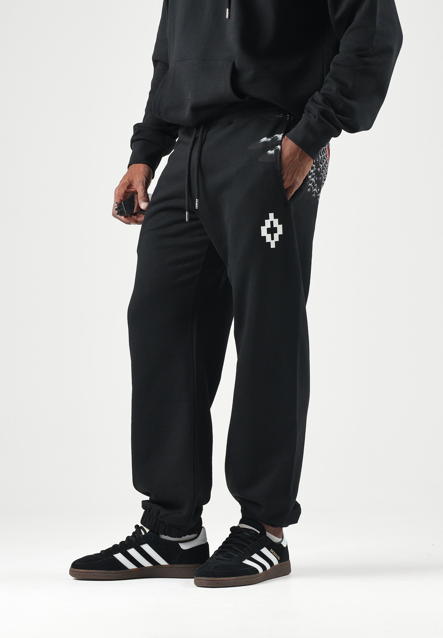 MARCELO BURLON COUNTY OF MILAN Pantaloni JOGGER CON LOGO neri da uomo con mini logo laterale F6CMMAFP014 110 MARCELO BURLON COUNTY OF MILAN 