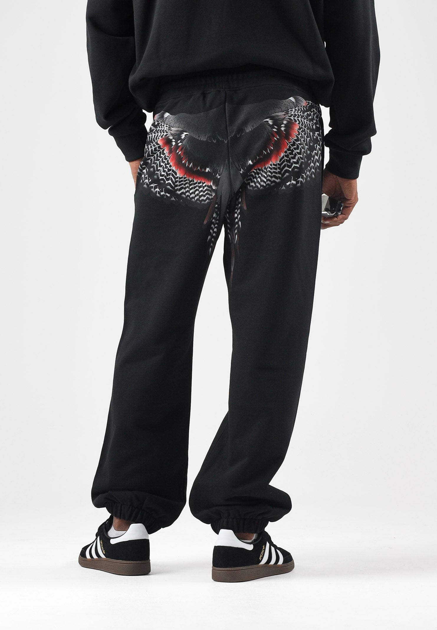 MARCELO BURLON COUNTY OF MILAN Pantaloni JOGGER CON LOGO neri da uomo con mini logo laterale F6CMMAFP014 110 MARCELO BURLON COUNTY OF MILAN 