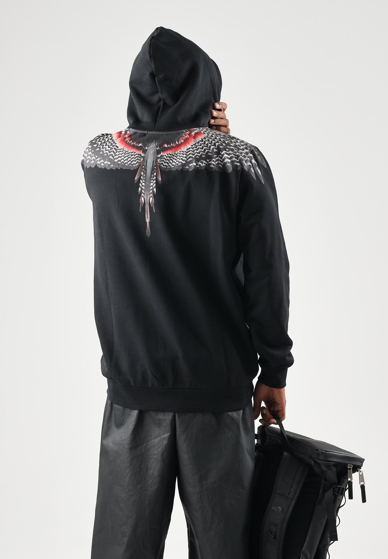 MARCELO BURLON COUNTY OF MILAN Felpa con cappuccio nero per uomo con iconica stampa grafica Wings sulle spalle F6CMMAHS037 110 MARCELO BURLON COUNTY OF MILAN 