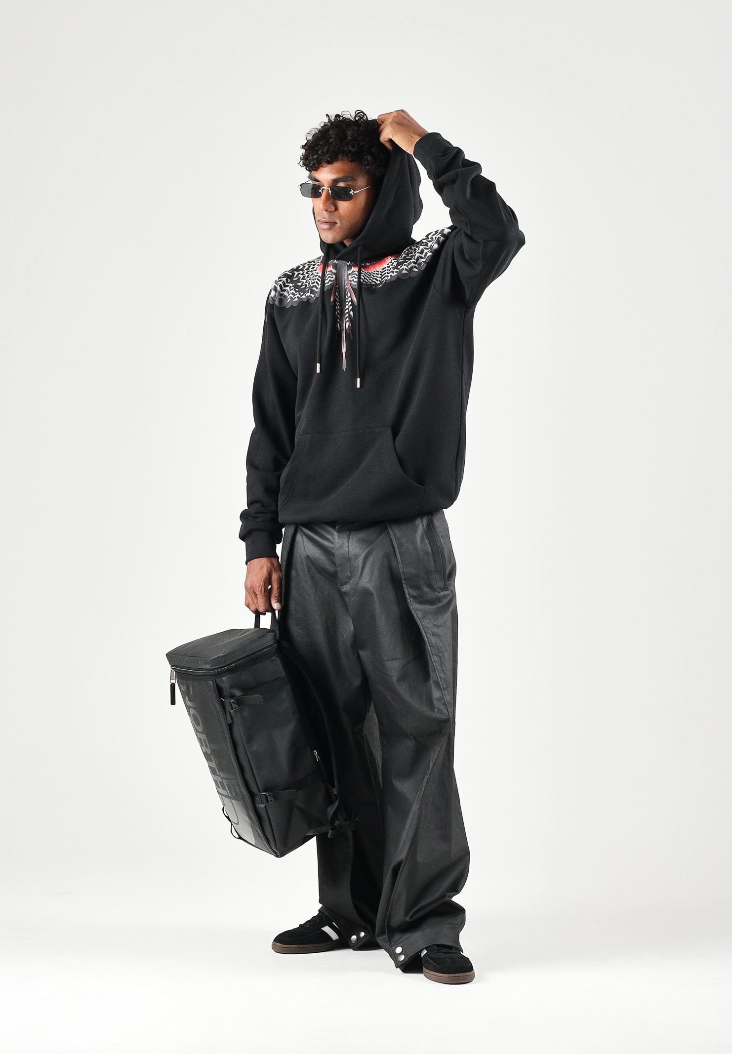MARCELO BURLON COUNTY OF MILAN Felpa con cappuccio nero per uomo con iconica stampa grafica Wings sulle spalle F6CMMAHS037 110 MARCELO BURLON COUNTY OF MILAN 