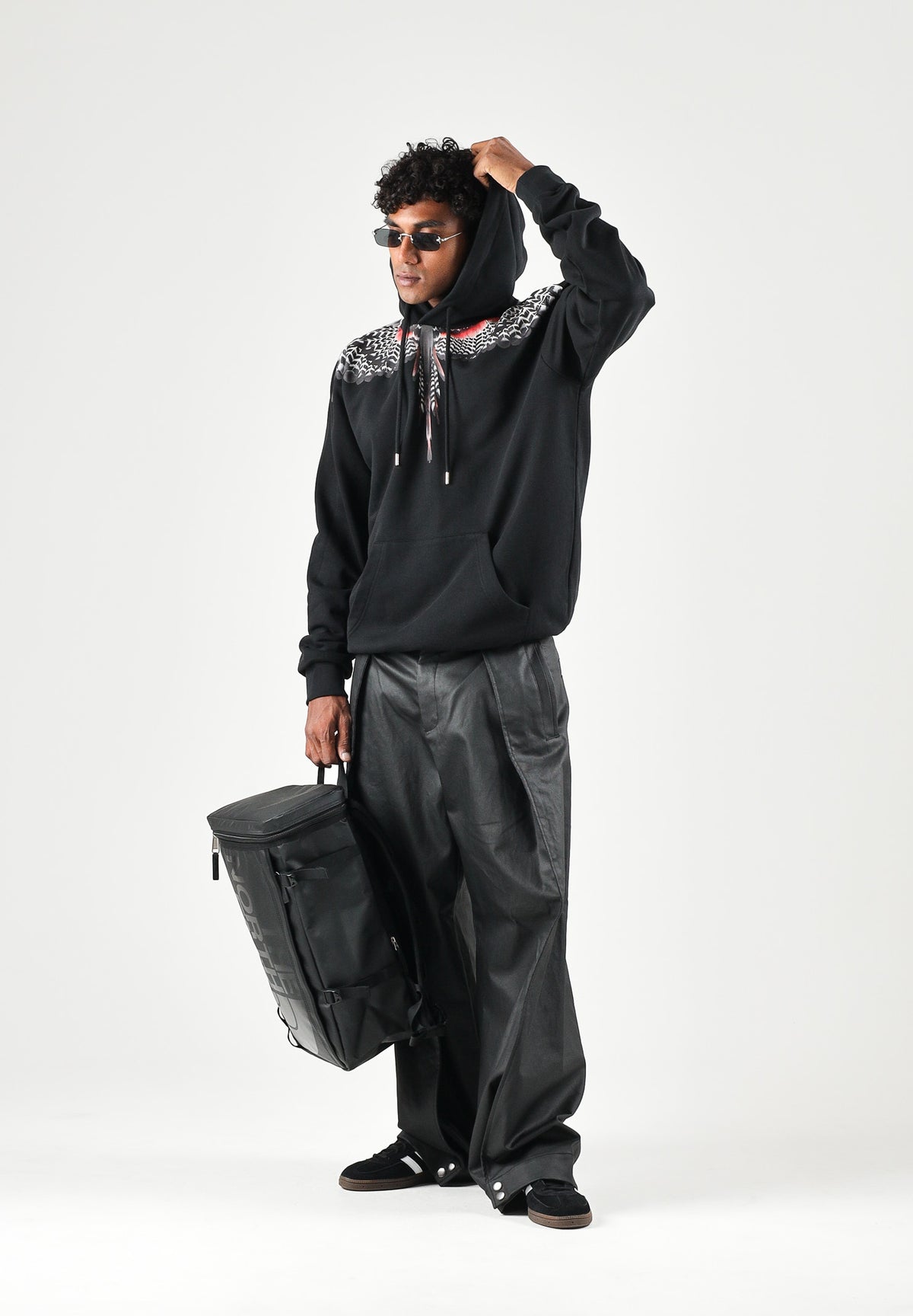 MARCELO BURLON COUNTY OF MILAN Felpa con cappuccio nero per uomo con iconica stampa grafica Wings sulle spalle F6CMMAHS037 110 MARCELO BURLON COUNTY OF MILAN 