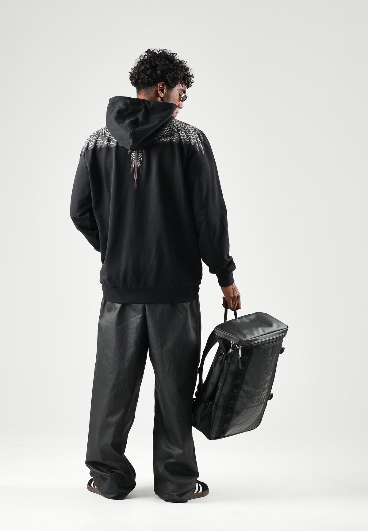 MARCELO BURLON COUNTY OF MILAN Felpa con cappuccio nero per uomo con iconica stampa grafica Wings sulle spalle F6CMMAHS037 110 MARCELO BURLON COUNTY OF MILAN 