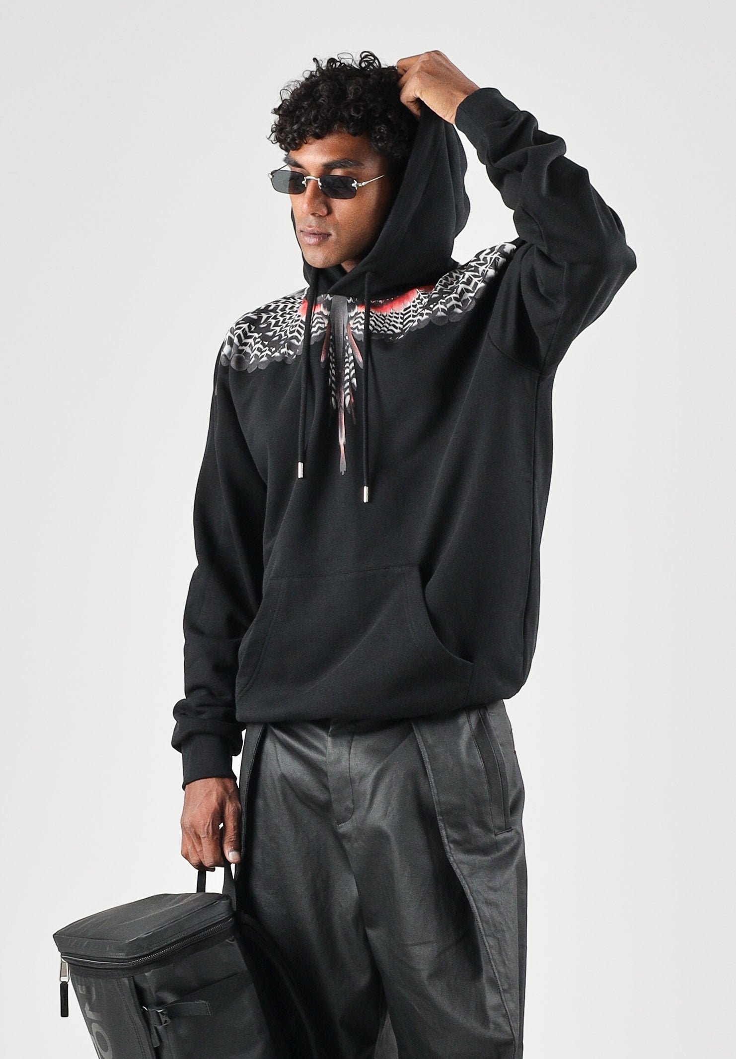 MARCELO BURLON COUNTY OF MILAN Felpa con cappuccio nero per uomo con iconica stampa grafica Wings sulle spalle F6CMMAHS037 110 MARCELO BURLON COUNTY OF MILAN 