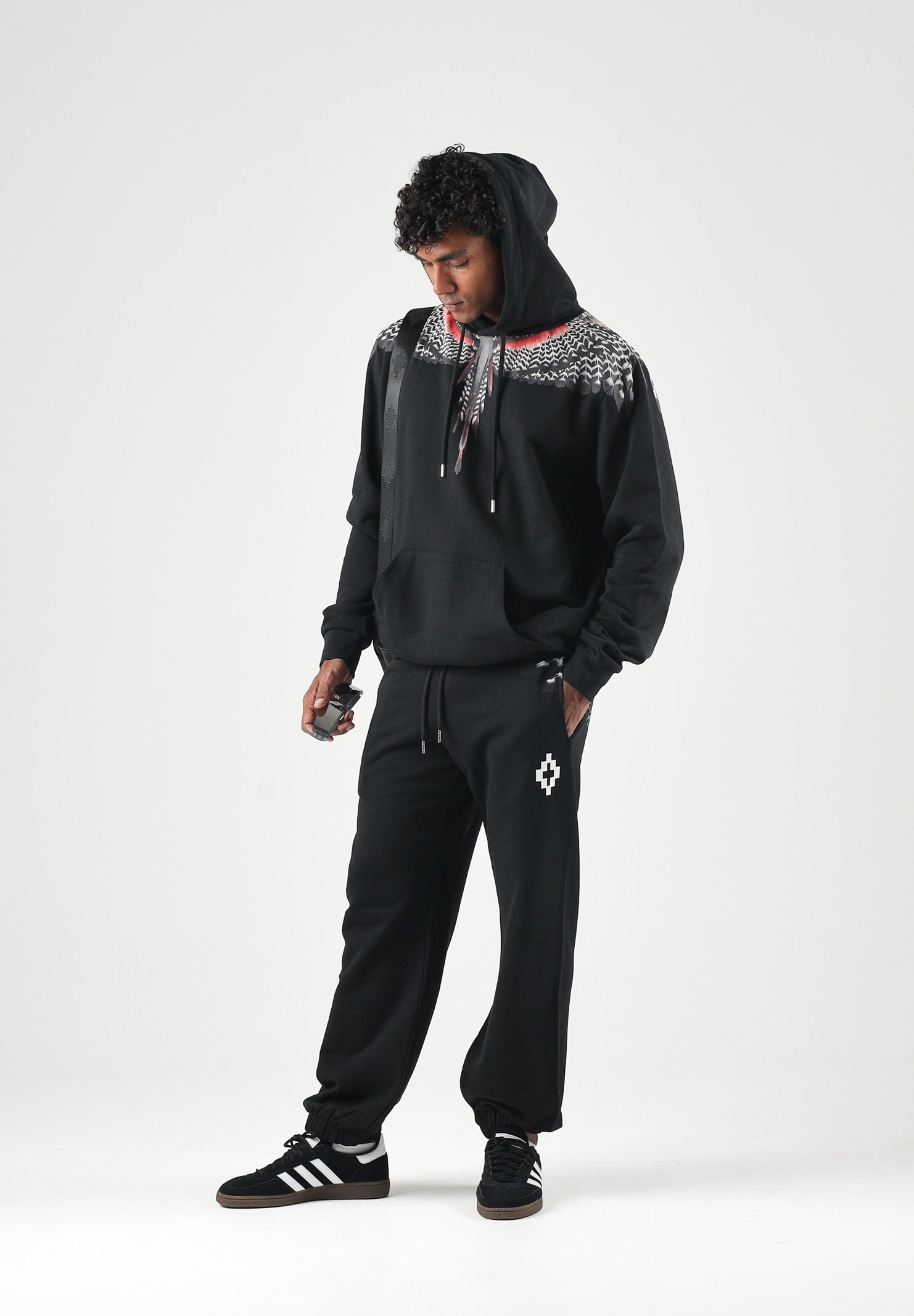MARCELO BURLON COUNTY OF MILAN Felpa con cappuccio nero per uomo con iconica stampa grafica Wings sulle spalle F6CMMAHS037 110 MARCELO BURLON COUNTY OF MILAN 