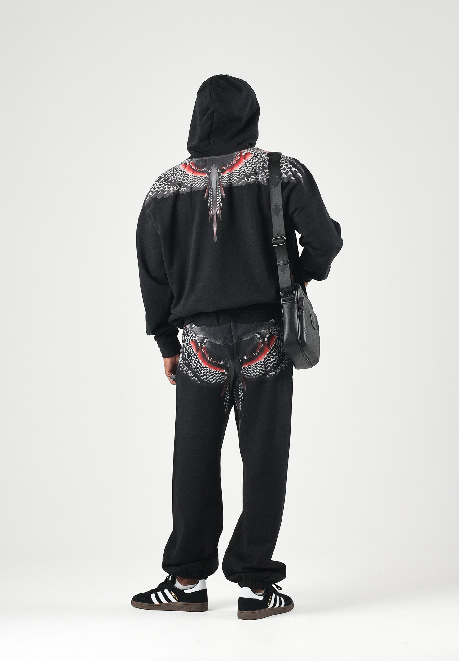 MARCELO BURLON COUNTY OF MILAN Felpa con cappuccio nero per uomo con iconica stampa grafica Wings sulle spalle F6CMMAHS037 110 MARCELO BURLON COUNTY OF MILAN 
