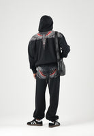 MARCELO BURLON COUNTY OF MILAN Felpa con cappuccio nero per uomo con iconica stampa grafica Wings sulle spalle F6CMMAHS037 110 MARCELO BURLON COUNTY OF MILAN 