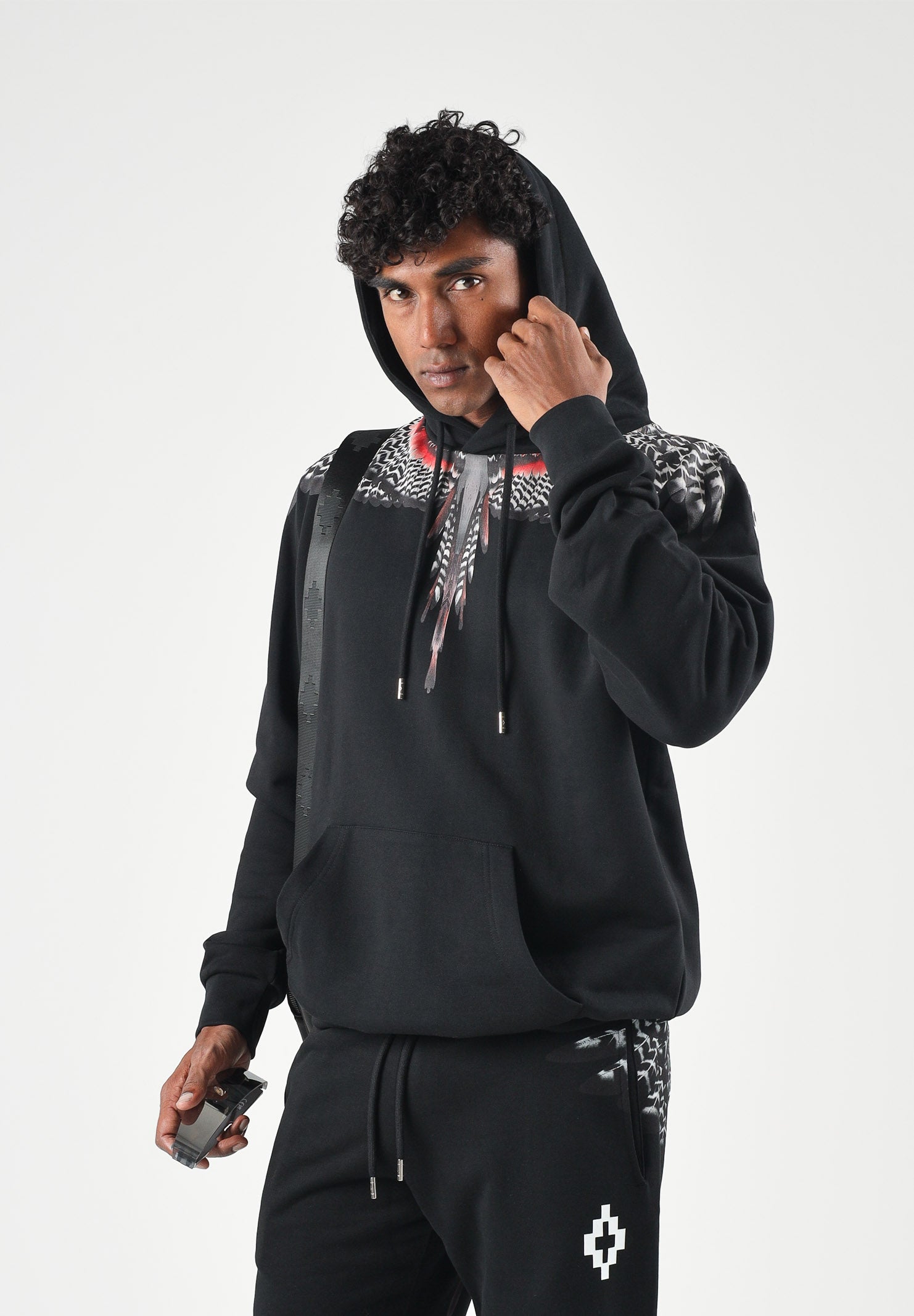 MARCELO BURLON COUNTY OF MILAN Felpa con cappuccio nero per uomo con iconica stampa grafica Wings sulle spalle F6CMMAHS037 110 MARCELO BURLON COUNTY OF MILAN 