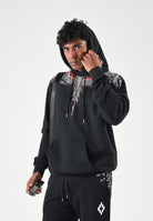 MARCELO BURLON COUNTY OF MILAN Felpa con cappuccio nero per uomo con iconica stampa grafica Wings sulle spalle F6CMMAHS037 110 MARCELO BURLON COUNTY OF MILAN 