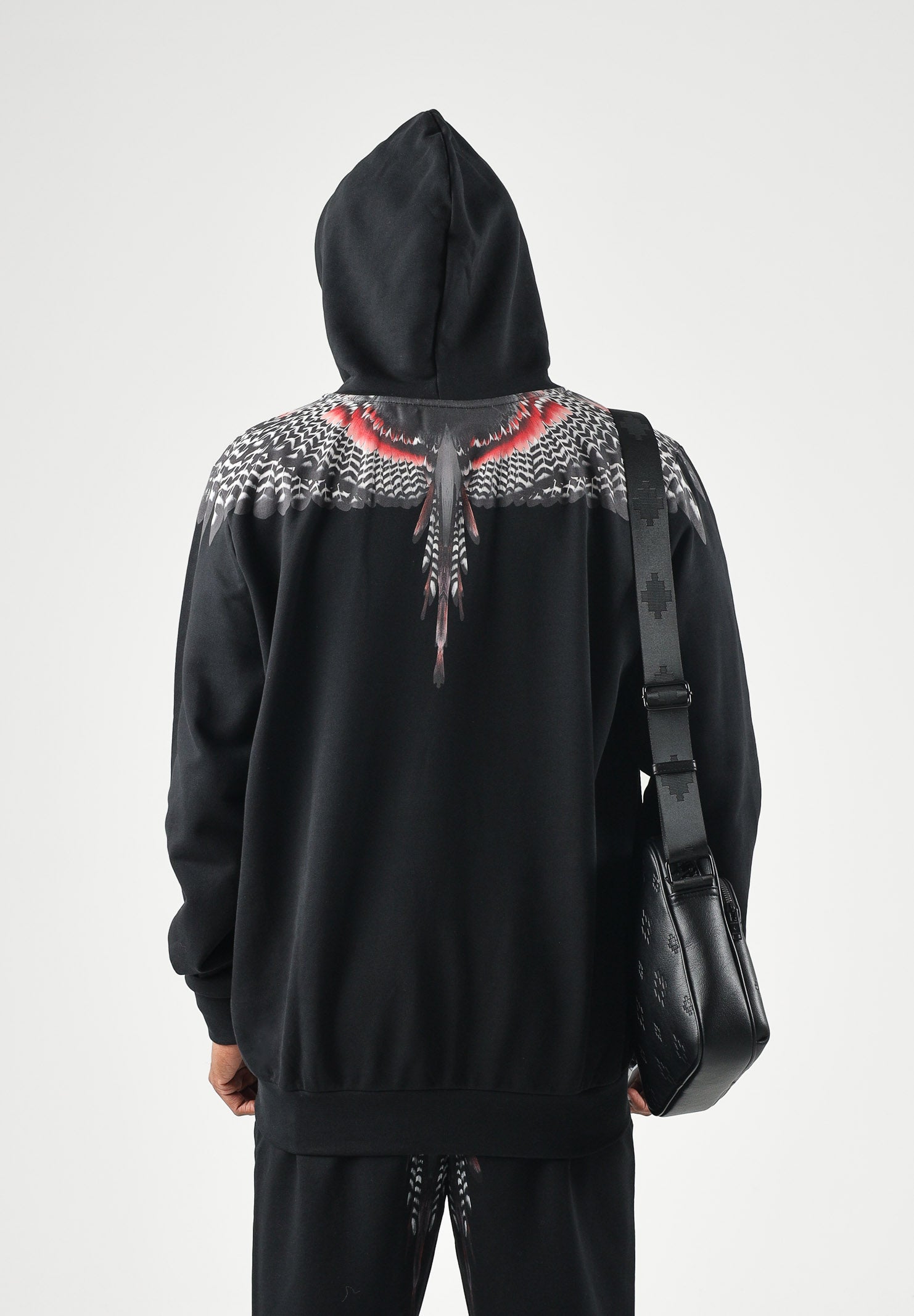 MARCELO BURLON COUNTY OF MILAN Felpa con cappuccio nero per uomo con iconica stampa grafica Wings sulle spalle F6CMMAHS037 110 MARCELO BURLON COUNTY OF MILAN 