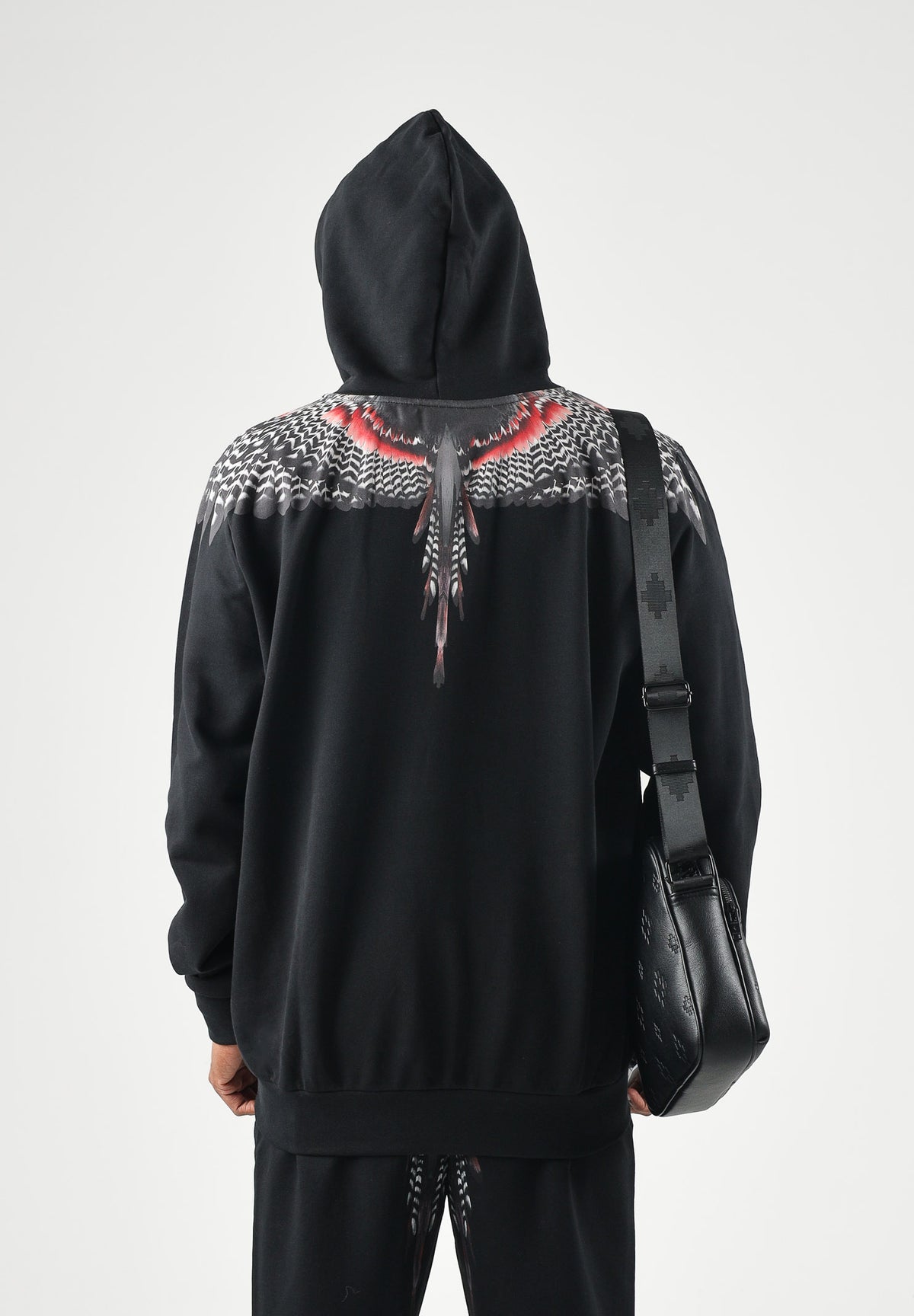 MARCELO BURLON COUNTY OF MILAN Felpa con cappuccio nero per uomo con iconica stampa grafica Wings sulle spalle F6CMMAHS037 110 MARCELO BURLON COUNTY OF MILAN 