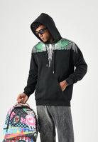 MARCELO BURLON COUNTY OF MILAN Felpa con cappuccio nera per uomo con iconica stampa Wings verde sulle spalle. F6CMMAHS048 110 MARCELO BURLON COUNTY OF MILAN 