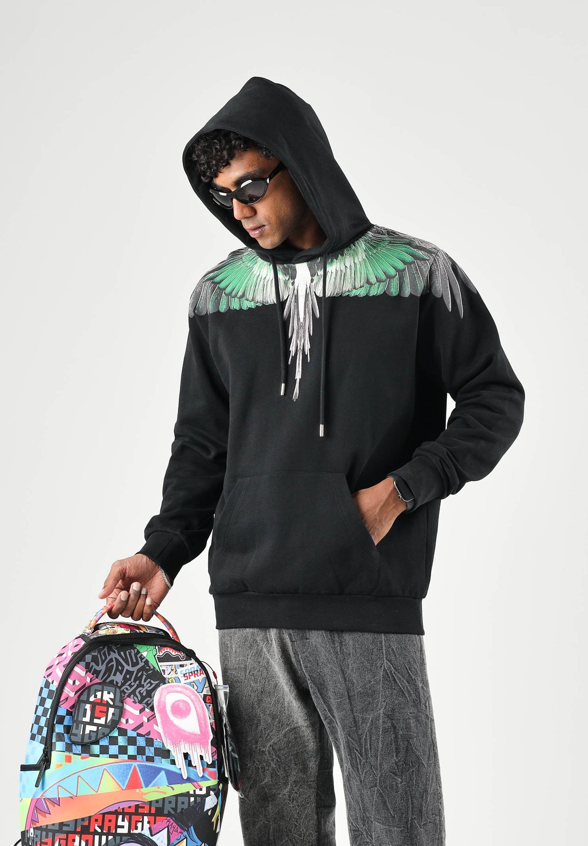 MARCELO BURLON COUNTY OF MILAN Felpa con cappuccio nera per uomo con iconica stampa Wings verde sulle spalle. F6CMMAHS048 110 MARCELO BURLON COUNTY OF MILAN 