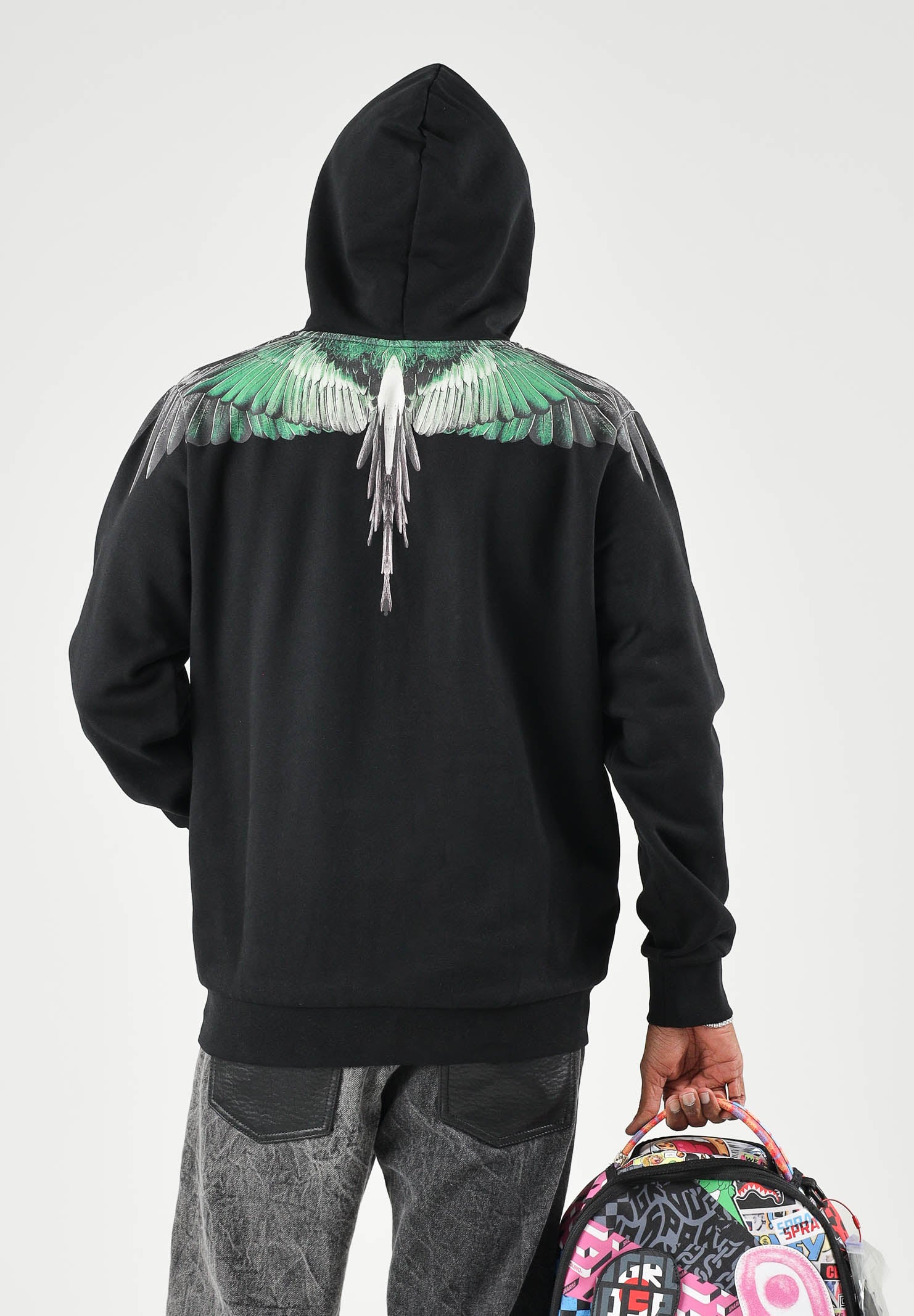 MARCELO BURLON COUNTY OF MILAN Felpa con cappuccio nera per uomo con iconica stampa Wings verde sulle spalle. F6CMMAHS048 110 MARCELO BURLON COUNTY OF MILAN 