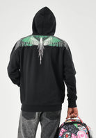 MARCELO BURLON COUNTY OF MILAN Felpa con cappuccio nera per uomo con iconica stampa Wings verde sulle spalle. F6CMMAHS048 110 MARCELO BURLON COUNTY OF MILAN 