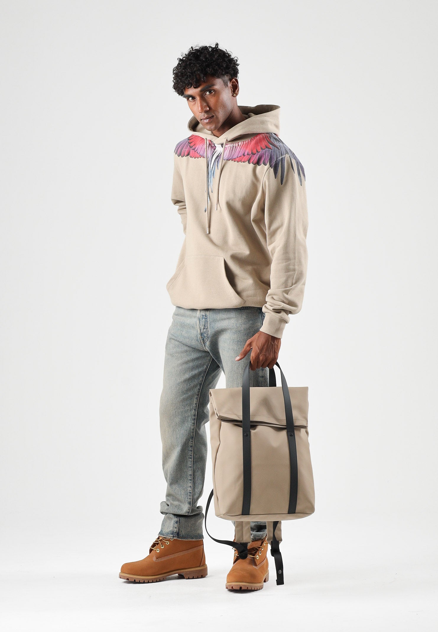 MARCELO BURLON COUNTY OF MILAN Felpa con cappuccio sabbia per uomo con stampa Wings multicolore sulle spalle. F6CMMAHS059 092 MARCELO BURLON COUNTY OF MILAN 