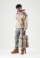 MARCELO BURLON COUNTY OF MILAN Felpa con cappuccio sabbia per uomo con stampa Wings multicolore sulle spalle. F6CMMAHS059 092 MARCELO BURLON COUNTY OF MILAN 