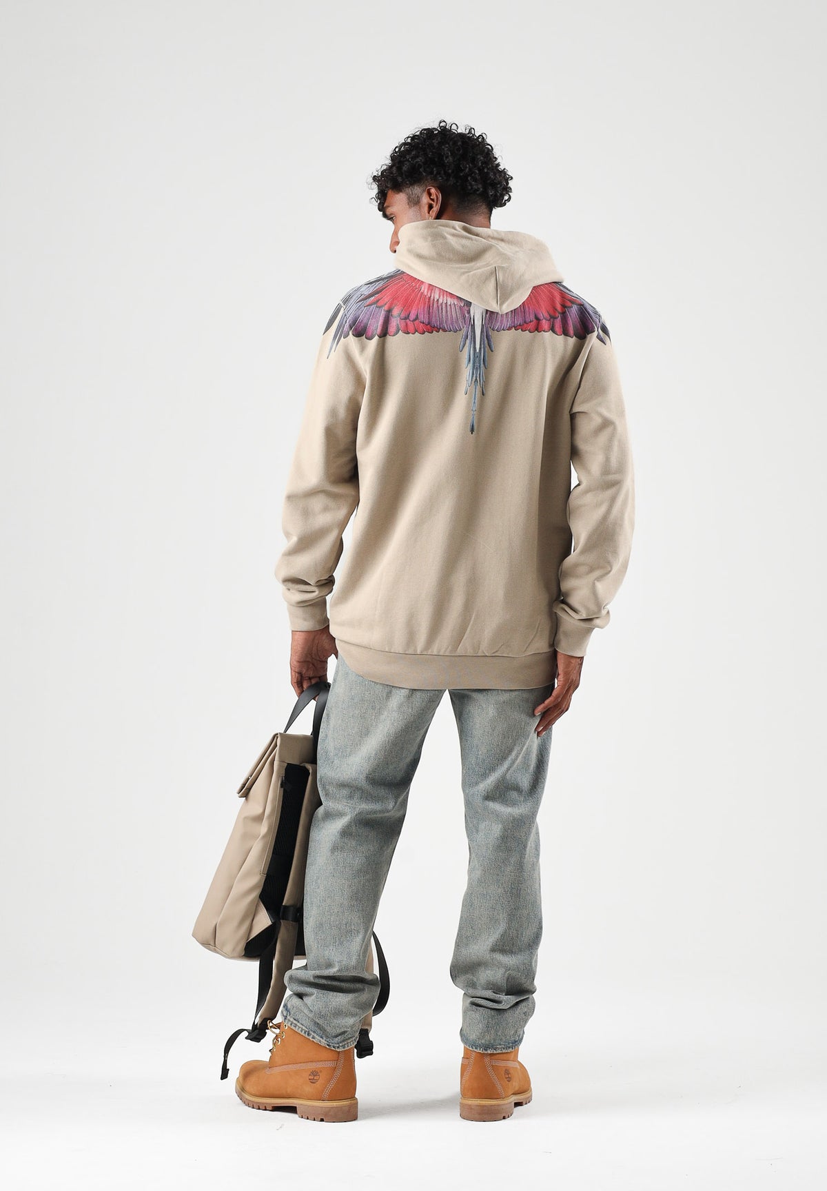MARCELO BURLON COUNTY OF MILAN Felpa con cappuccio sabbia per uomo con stampa Wings multicolore sulle spalle. F6CMMAHS059 092 MARCELO BURLON COUNTY OF MILAN 