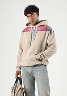 MARCELO BURLON COUNTY OF MILAN Felpa con cappuccio sabbia per uomo con stampa Wings multicolore sulle spalle. F6CMMAHS059 092 MARCELO BURLON COUNTY OF MILAN 