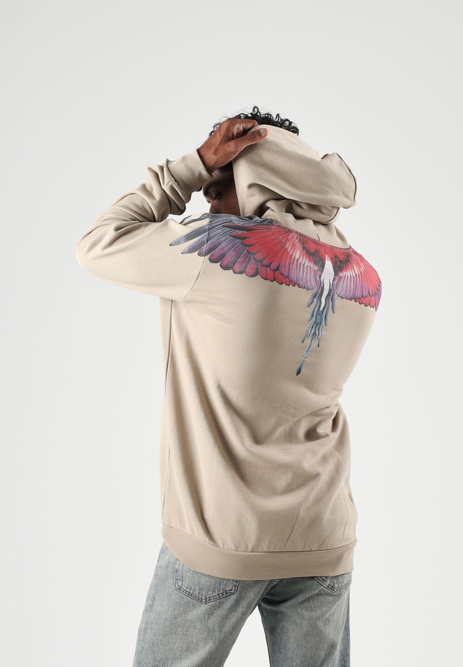 MARCELO BURLON COUNTY OF MILAN Felpa con cappuccio sabbia per uomo con stampa Wings multicolore sulle spalle. F6CMMAHS059 092 MARCELO BURLON COUNTY OF MILAN 