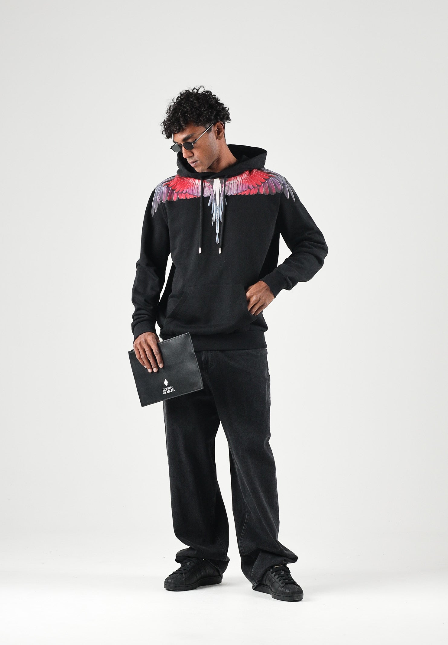 MARCELO BURLON COUNTY OF MILAN Felpa con cappuccio nera per uomo con stampa Wings multicolore sulle spalle. F6CMMAHS059 110 MARCELO BURLON COUNTY OF MILAN 