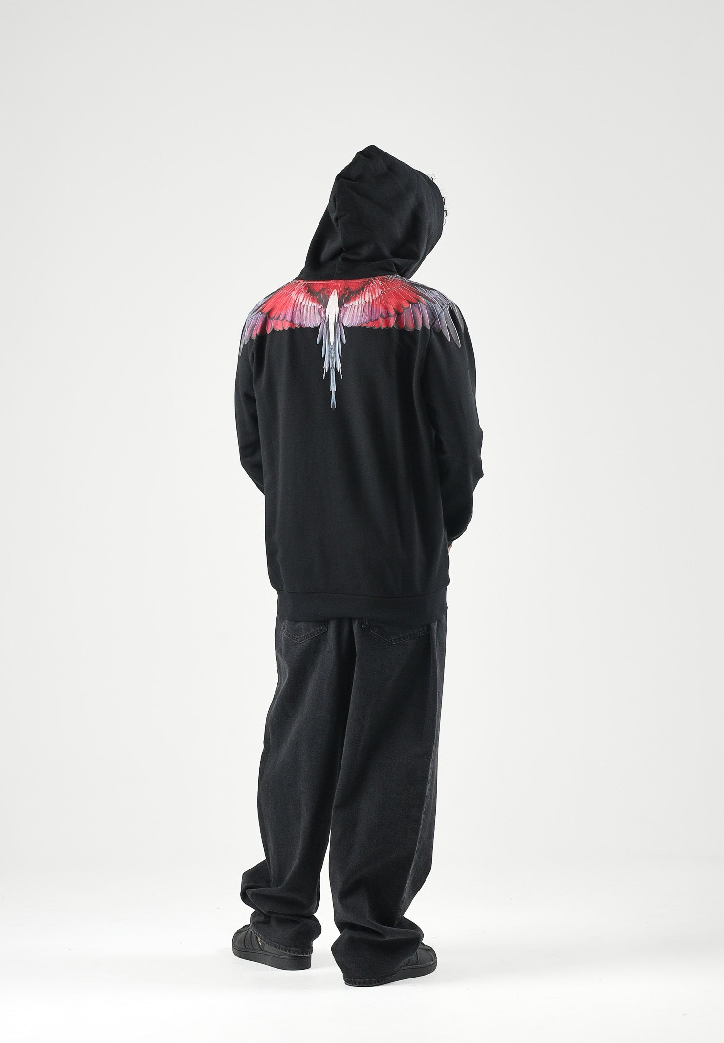 MARCELO BURLON COUNTY OF MILAN Felpa con cappuccio nera per uomo con stampa Wings multicolore sulle spalle. F6CMMAHS059 110 MARCELO BURLON COUNTY OF MILAN 