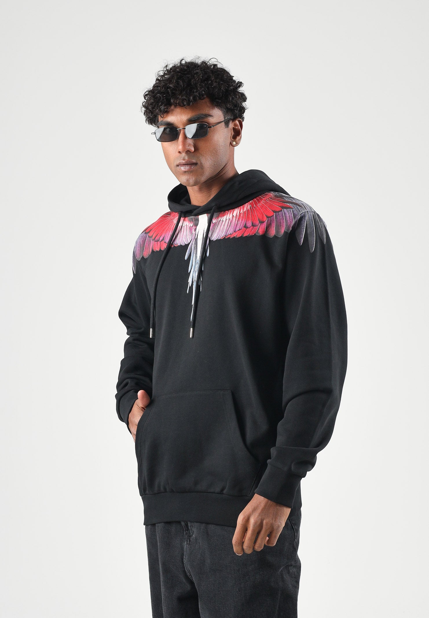 MARCELO BURLON COUNTY OF MILAN Felpa con cappuccio nera per uomo con stampa Wings multicolore sulle spalle. F6CMMAHS059 110 MARCELO BURLON COUNTY OF MILAN 