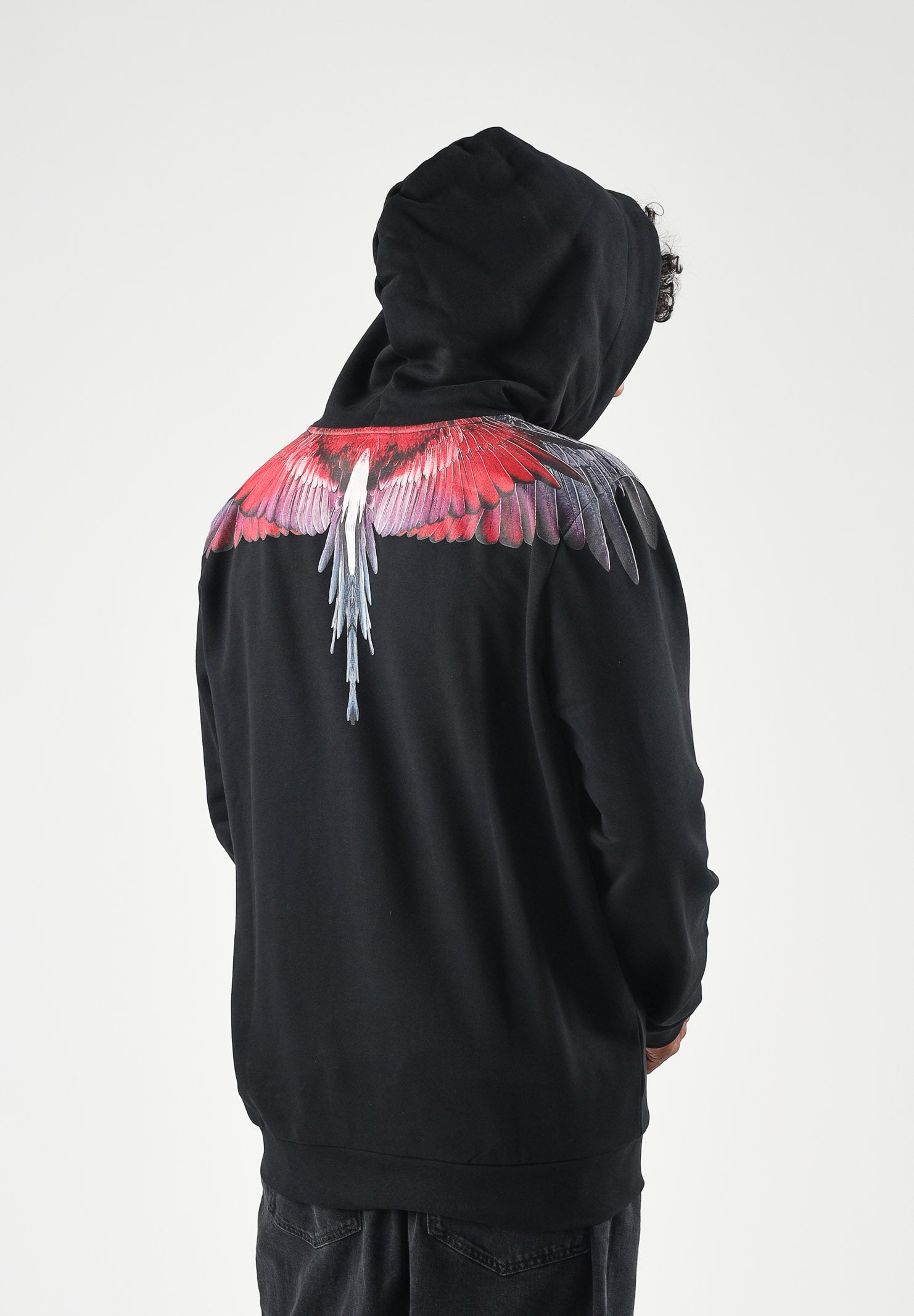 MARCELO BURLON COUNTY OF MILAN Felpa con cappuccio nera per uomo con stampa Wings multicolore sulle spalle. F6CMMAHS059 110 MARCELO BURLON COUNTY OF MILAN 