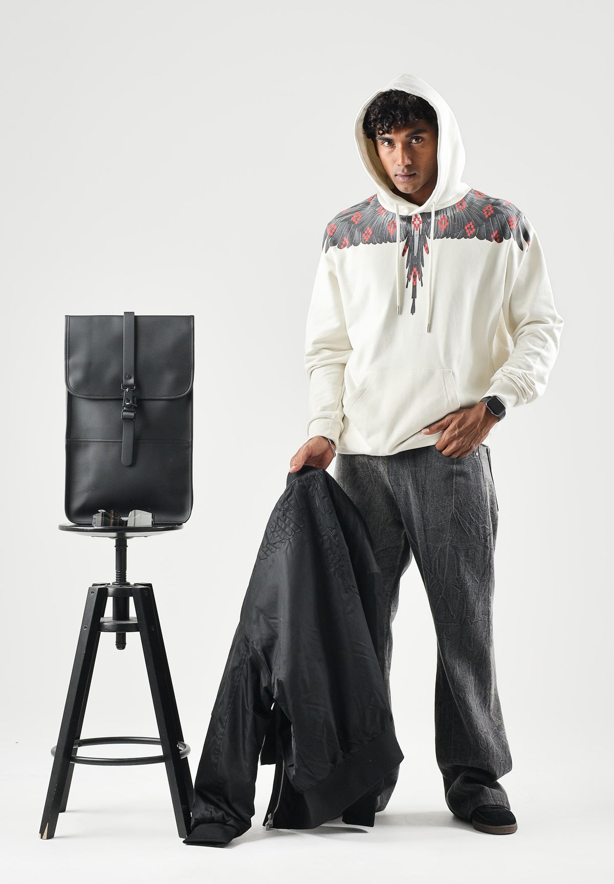 MARCELO BURLON COUNTY OF MILAN Felpa con cappuccio cocco-bianco per uomo con stampa Wings Black sulle spalle. F6CMMAHS067 412 MARCELO BURLON COUNTY OF MILAN 