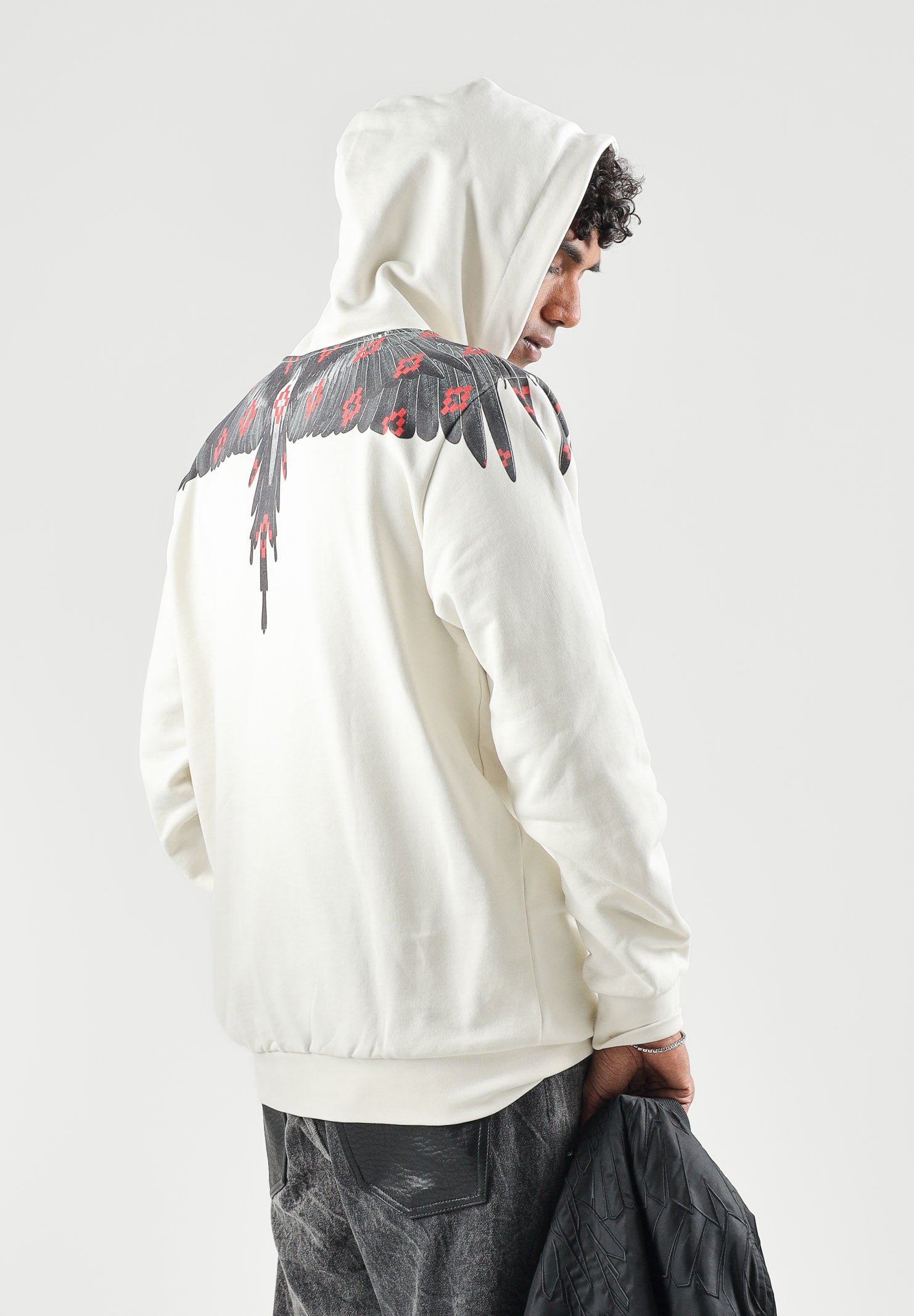 MARCELO BURLON COUNTY OF MILAN Felpa con cappuccio cocco-bianco per uomo con stampa Wings Black sulle spalle. F6CMMAHS067 412 MARCELO BURLON COUNTY OF MILAN 