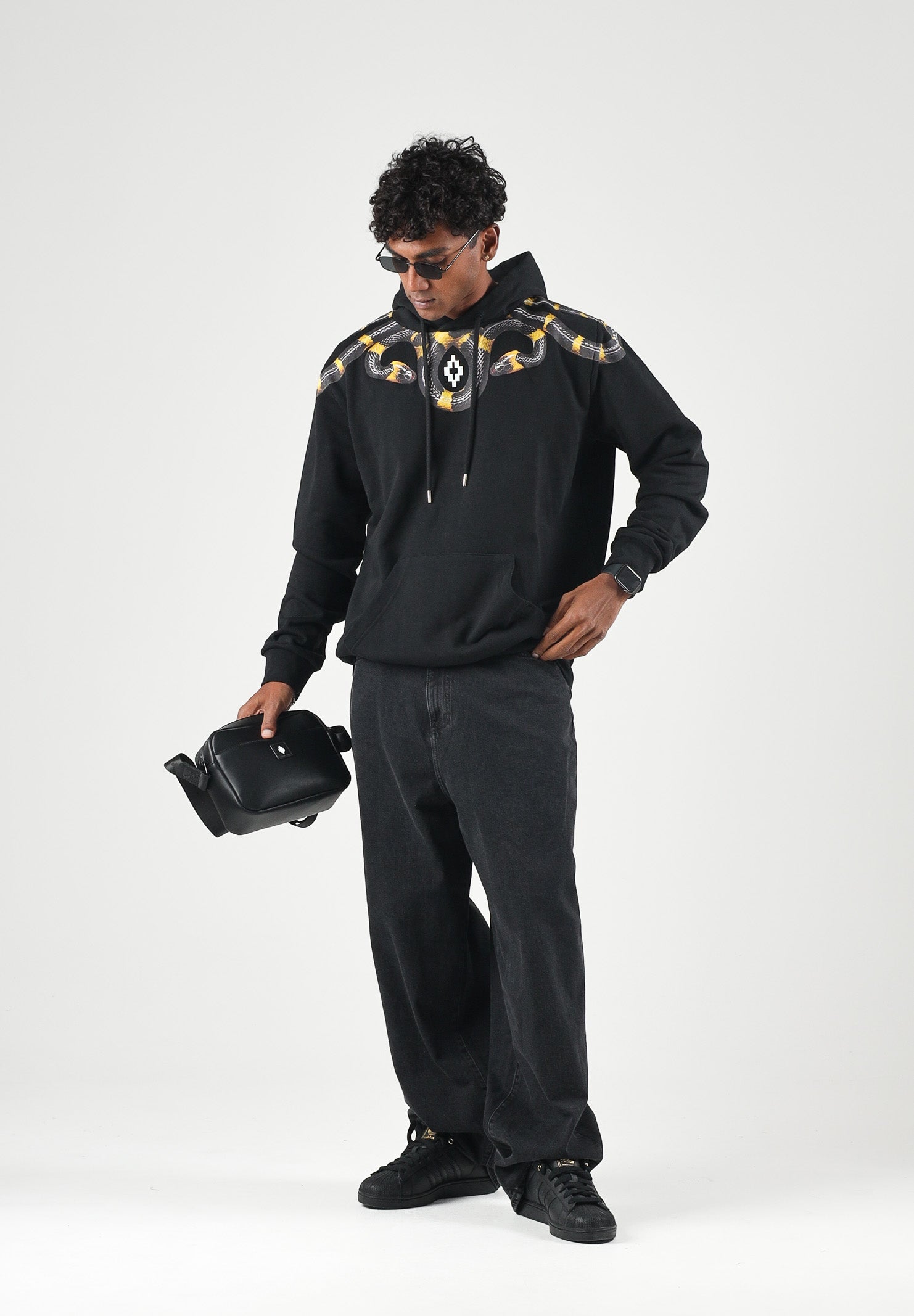 MARCELO BURLON COUNTY OF MILAN Felpa con cappuccio WINGS HOODIE nera per uomo con stampa grafica F6CMMAHS087 110 MARCELO BURLON COUNTY OF MILAN 