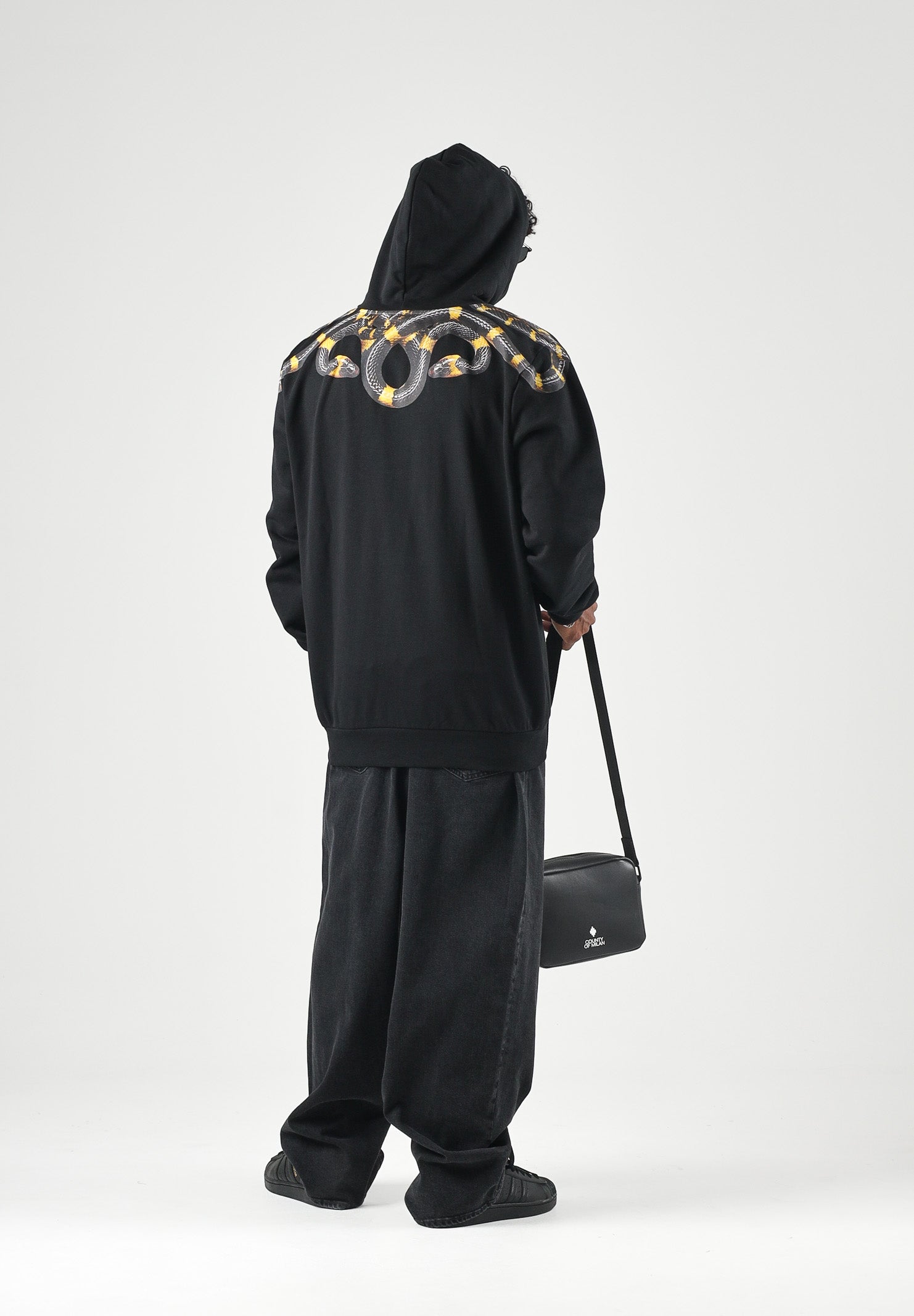 MARCELO BURLON COUNTY OF MILAN Felpa con cappuccio WINGS HOODIE nera per uomo con stampa grafica F6CMMAHS087 110 MARCELO BURLON COUNTY OF MILAN 
