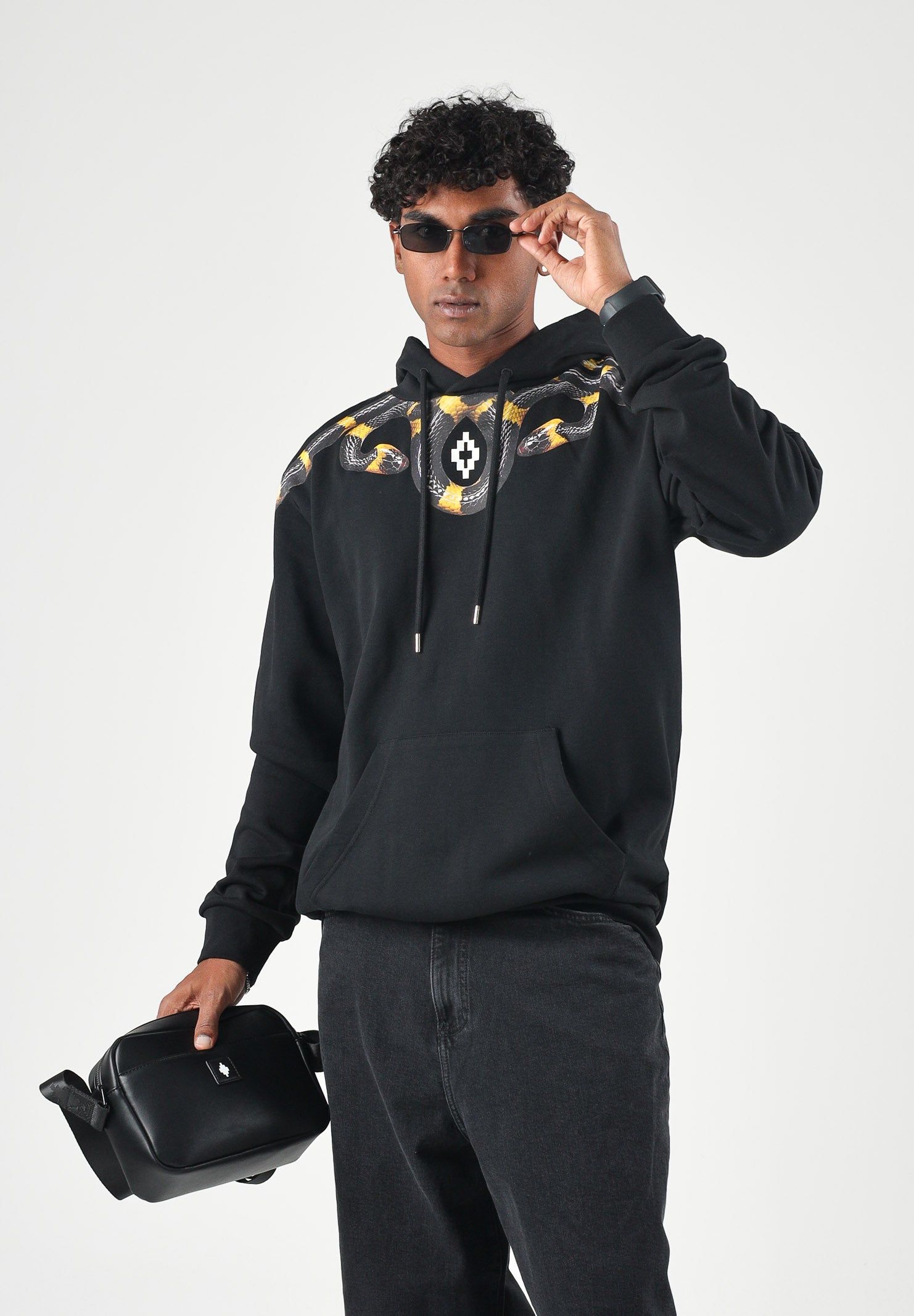 MARCELO BURLON COUNTY OF MILAN Felpa con cappuccio WINGS HOODIE nera per uomo con stampa grafica F6CMMAHS087 110 MARCELO BURLON COUNTY OF MILAN 