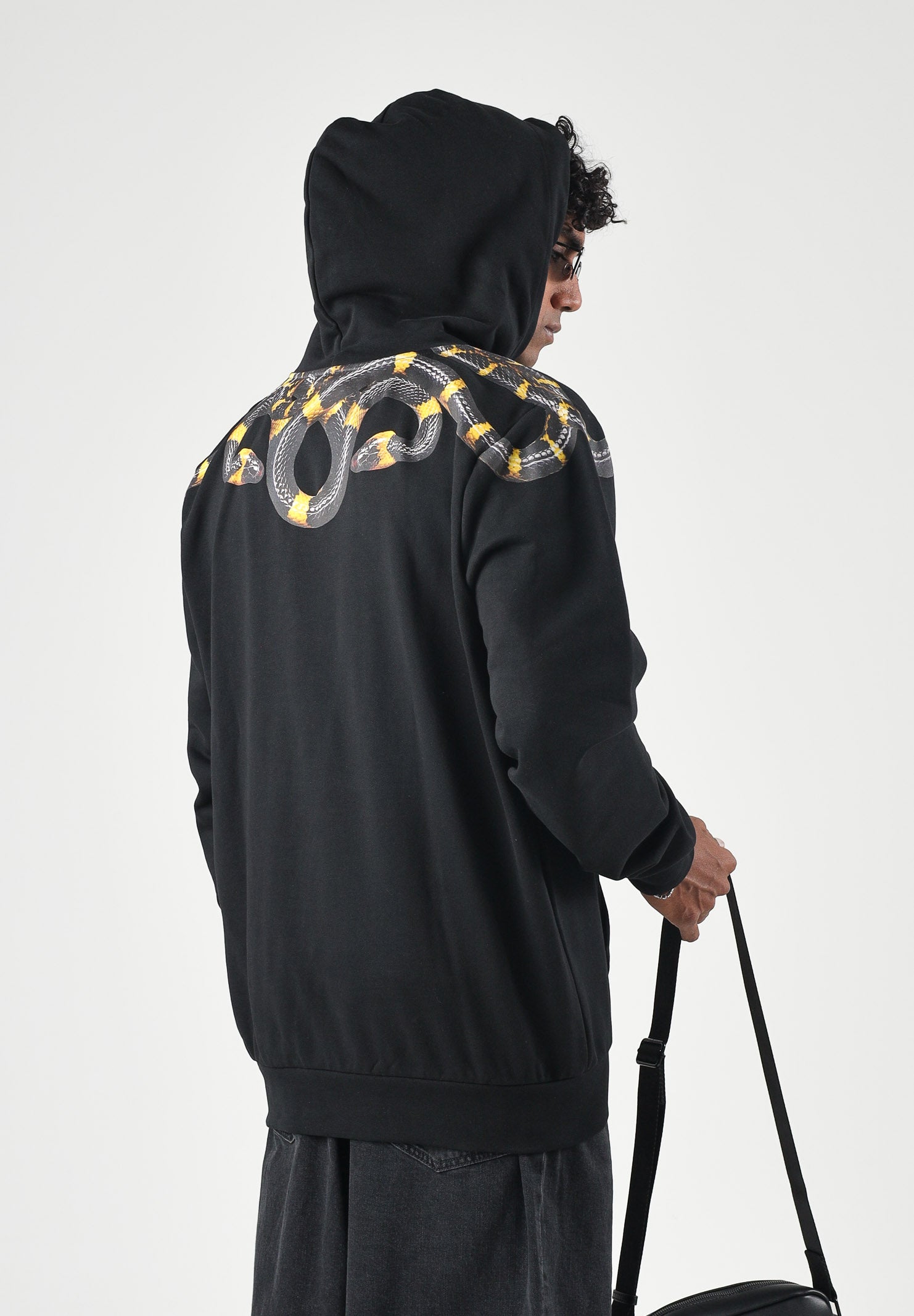 MARCELO BURLON COUNTY OF MILAN Felpa con cappuccio WINGS HOODIE nera per uomo con stampa grafica F6CMMAHS087 110 MARCELO BURLON COUNTY OF MILAN 