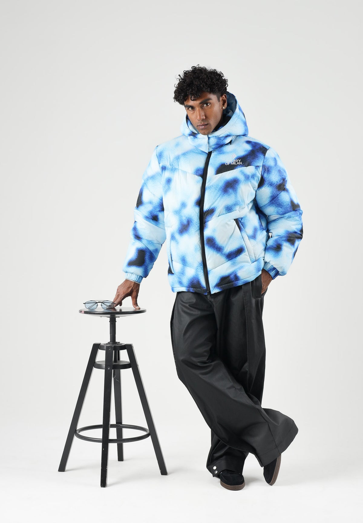 MARCELO BURLON COUNTY OF MILAN Piumino multicolor bianco e blu  per uomo con cappuccio e stampa effetto sfumato F6CMMAPF003 200 MARCELO BURLON COUNTY OF MILAN 