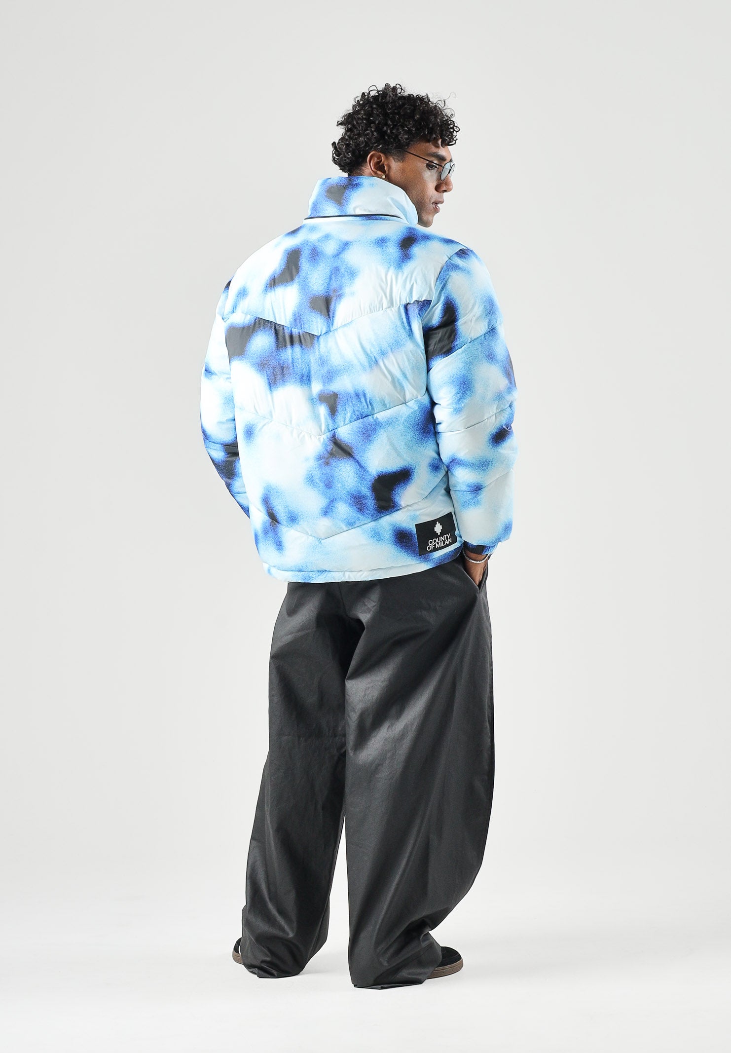 MARCELO BURLON COUNTY OF MILAN Piumino multicolor bianco e blu  per uomo con cappuccio e stampa effetto sfumato F6CMMAPF003 200 MARCELO BURLON COUNTY OF MILAN 